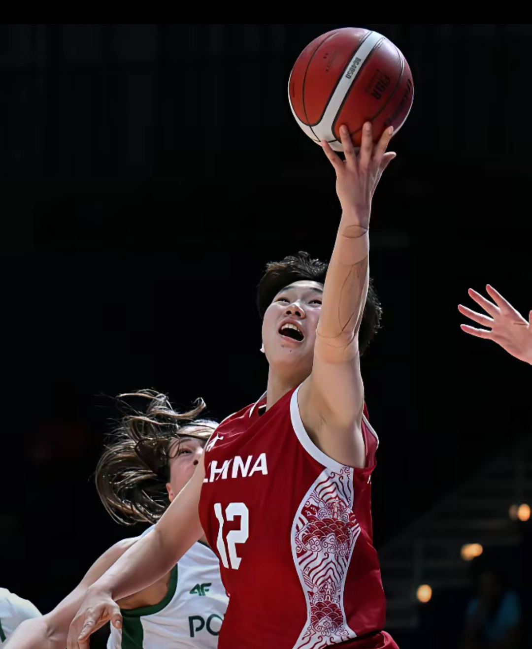 体育赛事中球员飒爽英姿，引发观众欢呼不已