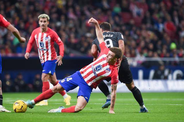 开云体育入口-比利亚雷亚尔主场大胜马德里竞技，稳居榜首位置